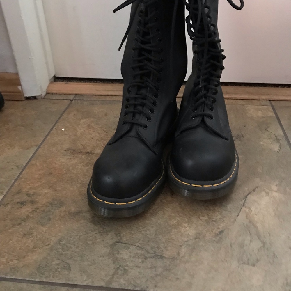 Dr Martens 20 eyelet boots.
